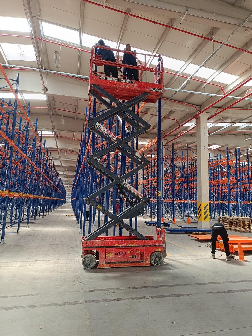 Kapalı mekanda platform ile bakım çalışması