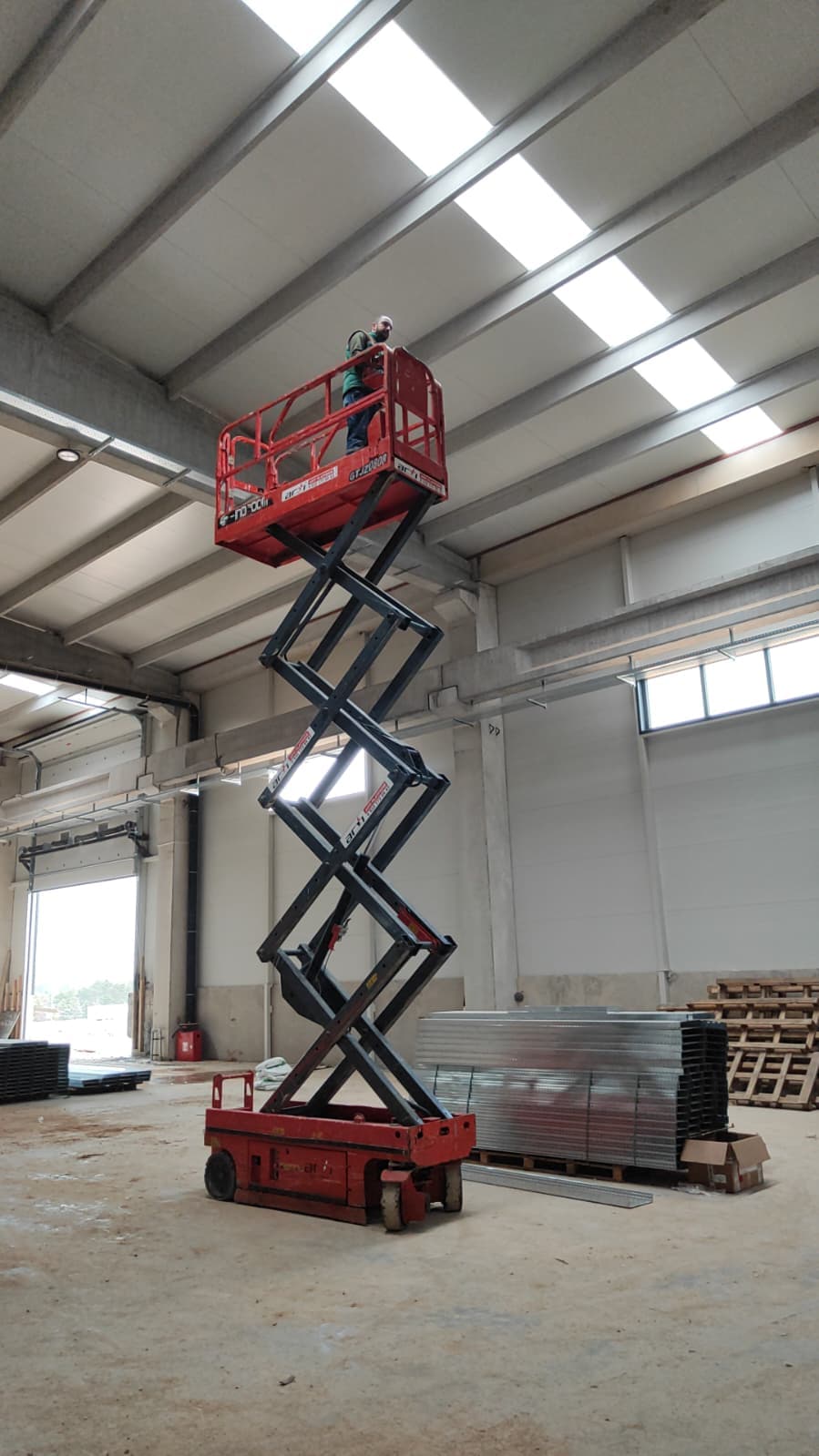 Depo içinde makaslı platform ile raf/tavan çalışması