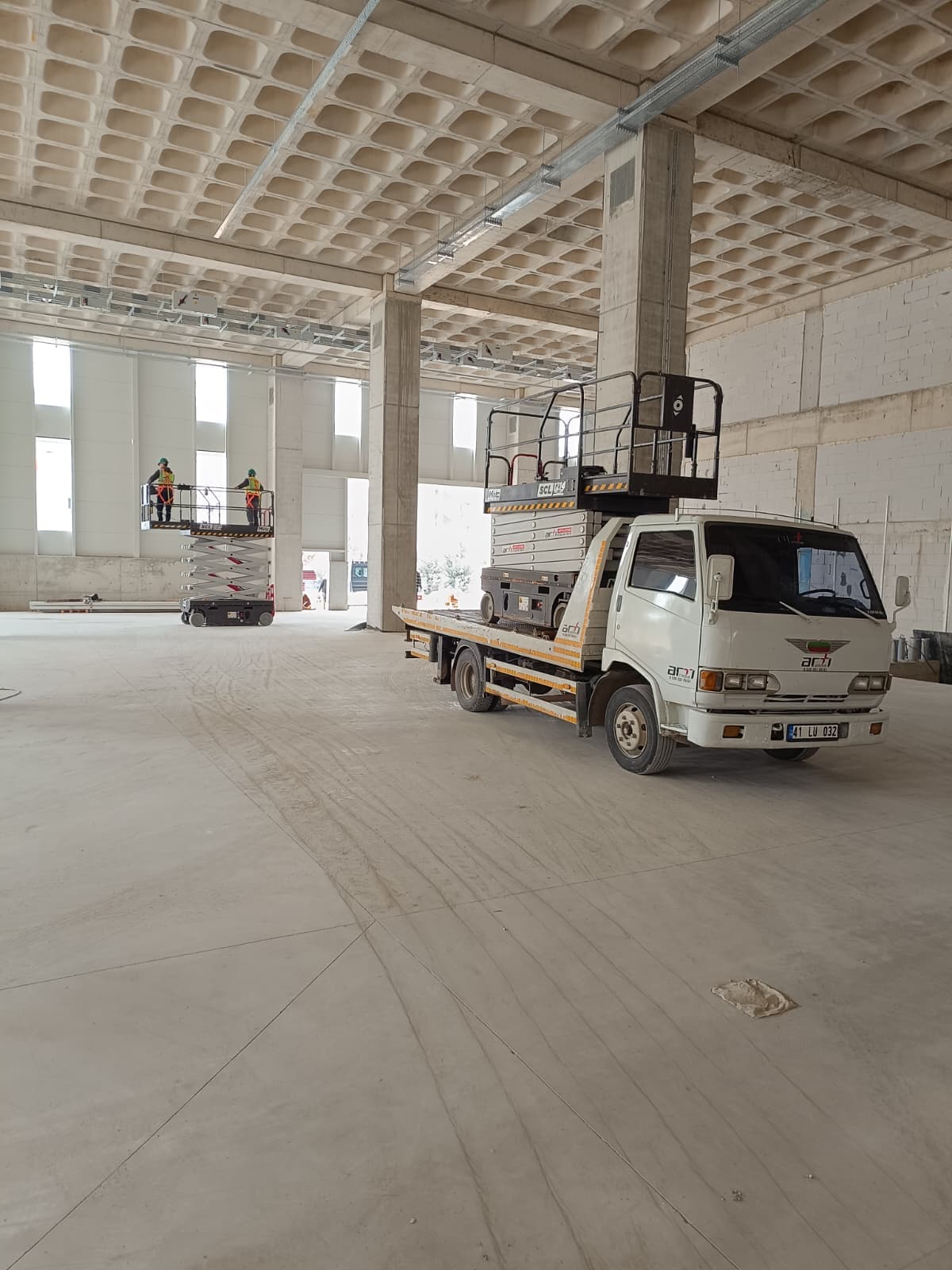 Kapalı mekanda platform ile bakım çalışması