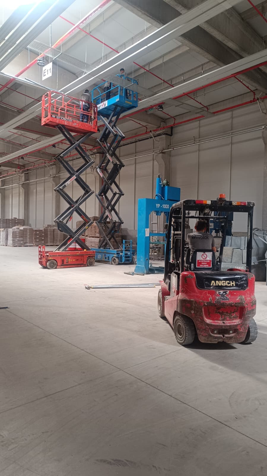 Fabrika içi platform ile tesisat çalışması
